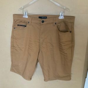 STRETCH BLEND DENIM SHORTS. CLASSIC STYLE.